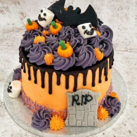 Halloween dripping cake 🦇