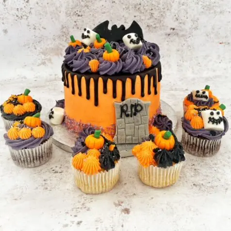 Halloween dripping cake 🦇